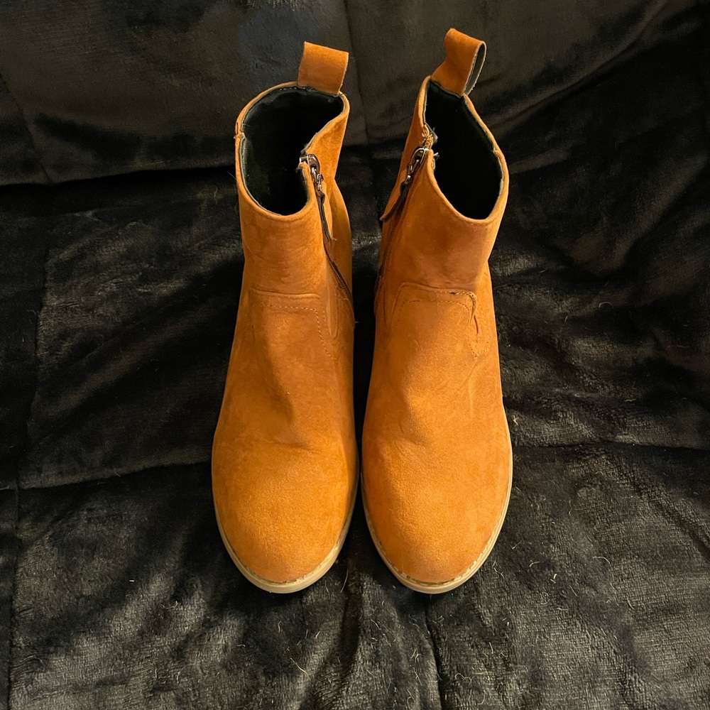 Comfortable Womens shoe boot. Rust/Tan color 9M